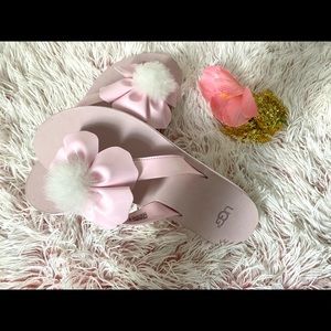 ✨UGG✨NWOT Seashell Pink Poppy PomPom Flip Flops